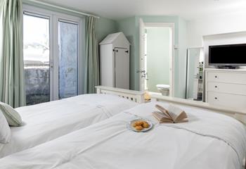Bedroom 4 has an en suite and wetsuit storage area, so you can bring all your beach stuff!