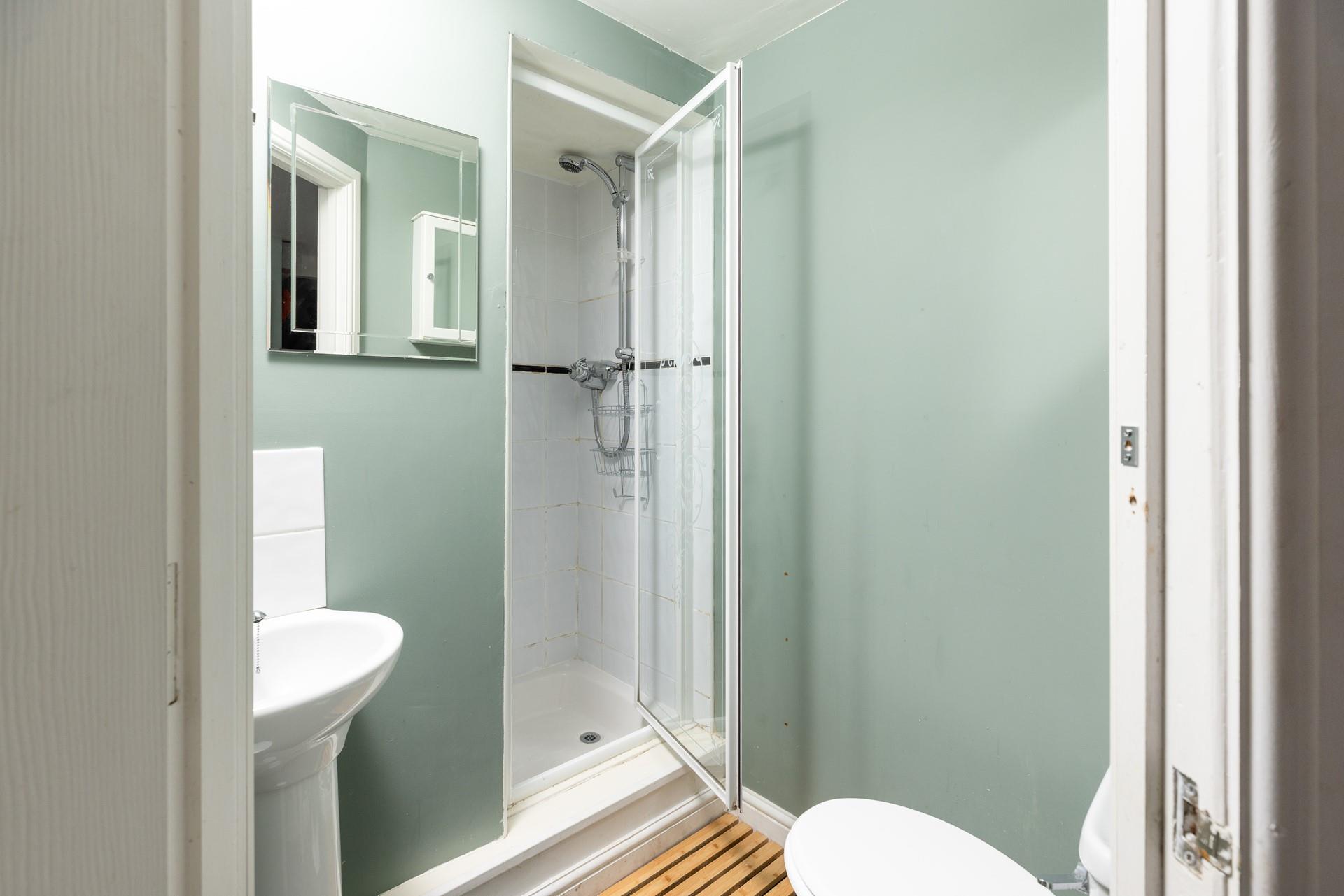 Get ready and head out into town to find a harbourfront restaurant to dine in.