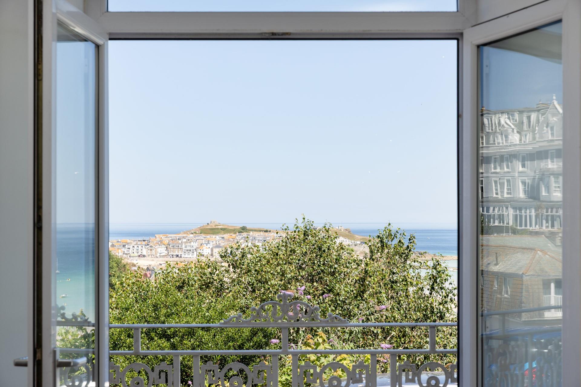  Gaze across to The Island while you sip a morning cuppa.