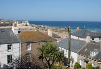These wonderful harbour and sea views can be enjoyed from the sitting room. 