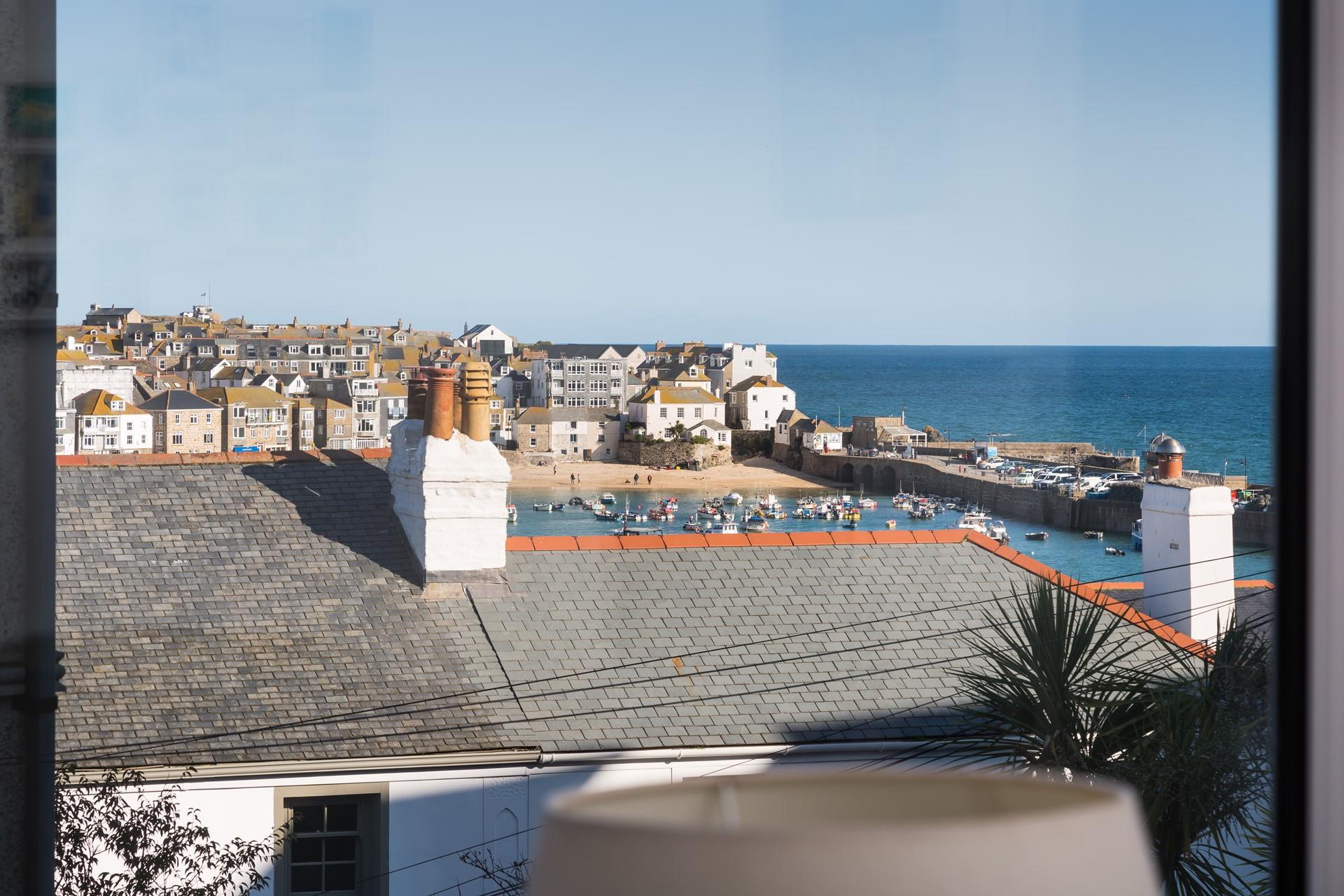 These wonderful harbour and sea views can be enjoyed from the sitting room. 