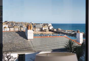 These wonderful harbour and sea views can be enjoyed from the sitting room. 