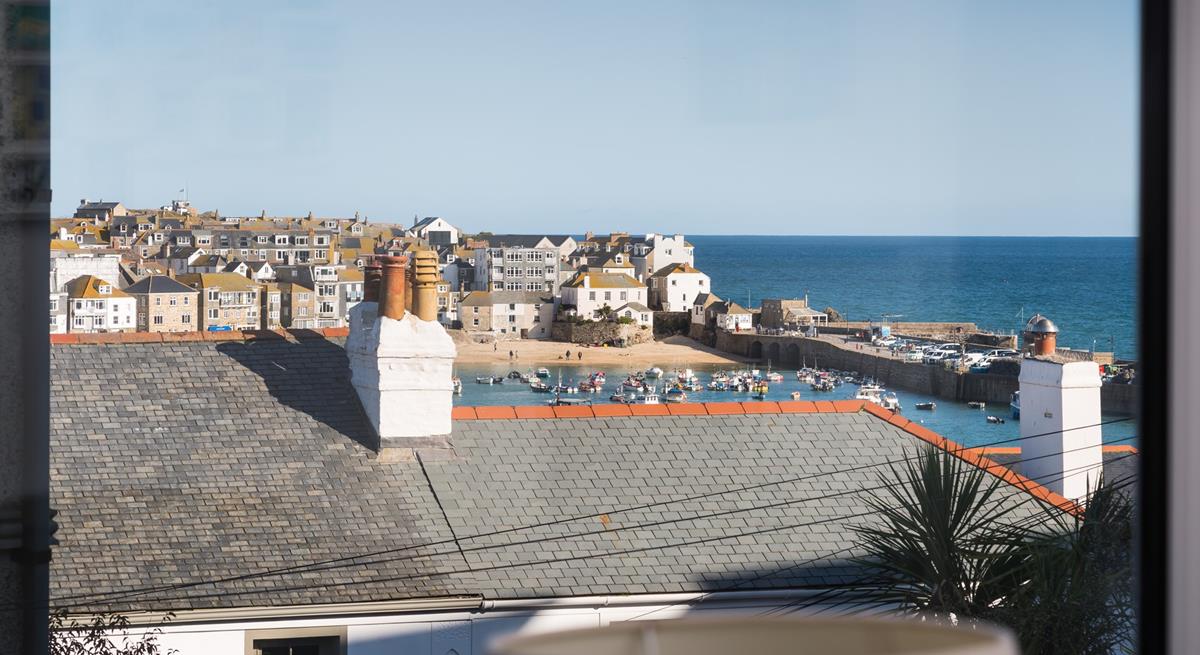 These wonderful harbour and sea views can be enjoyed from the sitting room. 