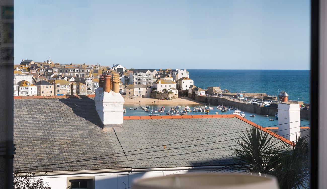 These wonderful harbour and sea views can be enjoyed from the sitting room. 