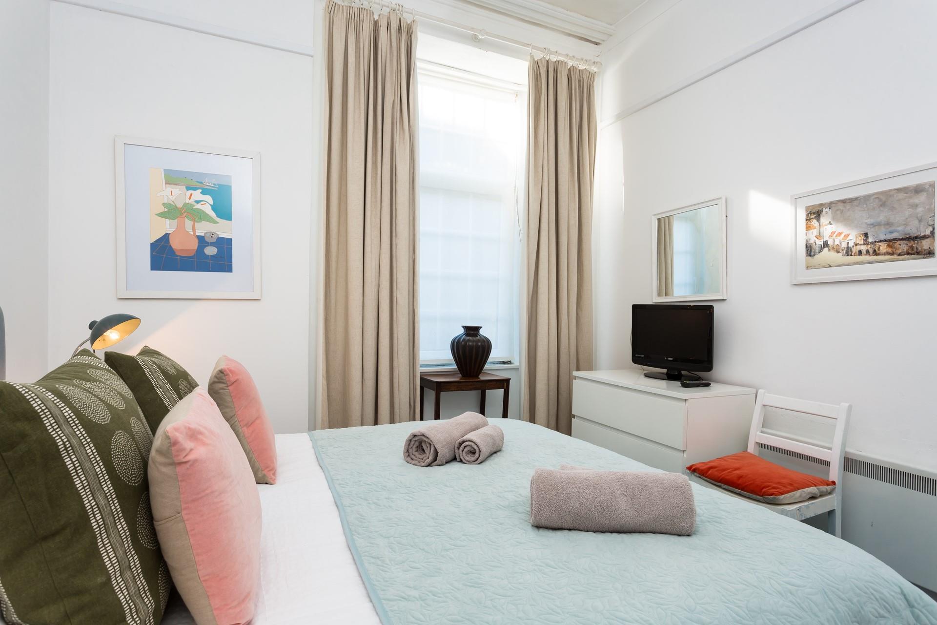 After a busy day exploring St Ives, snuggle down into this cosy bed and catch up on your favourite shows!