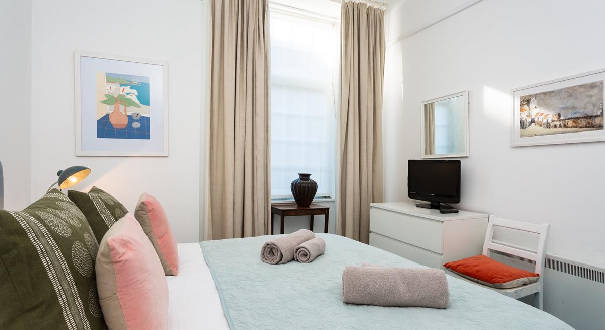 After a busy day exploring St Ives, snuggle down into this cosy bed and catch up on your favourite shows!