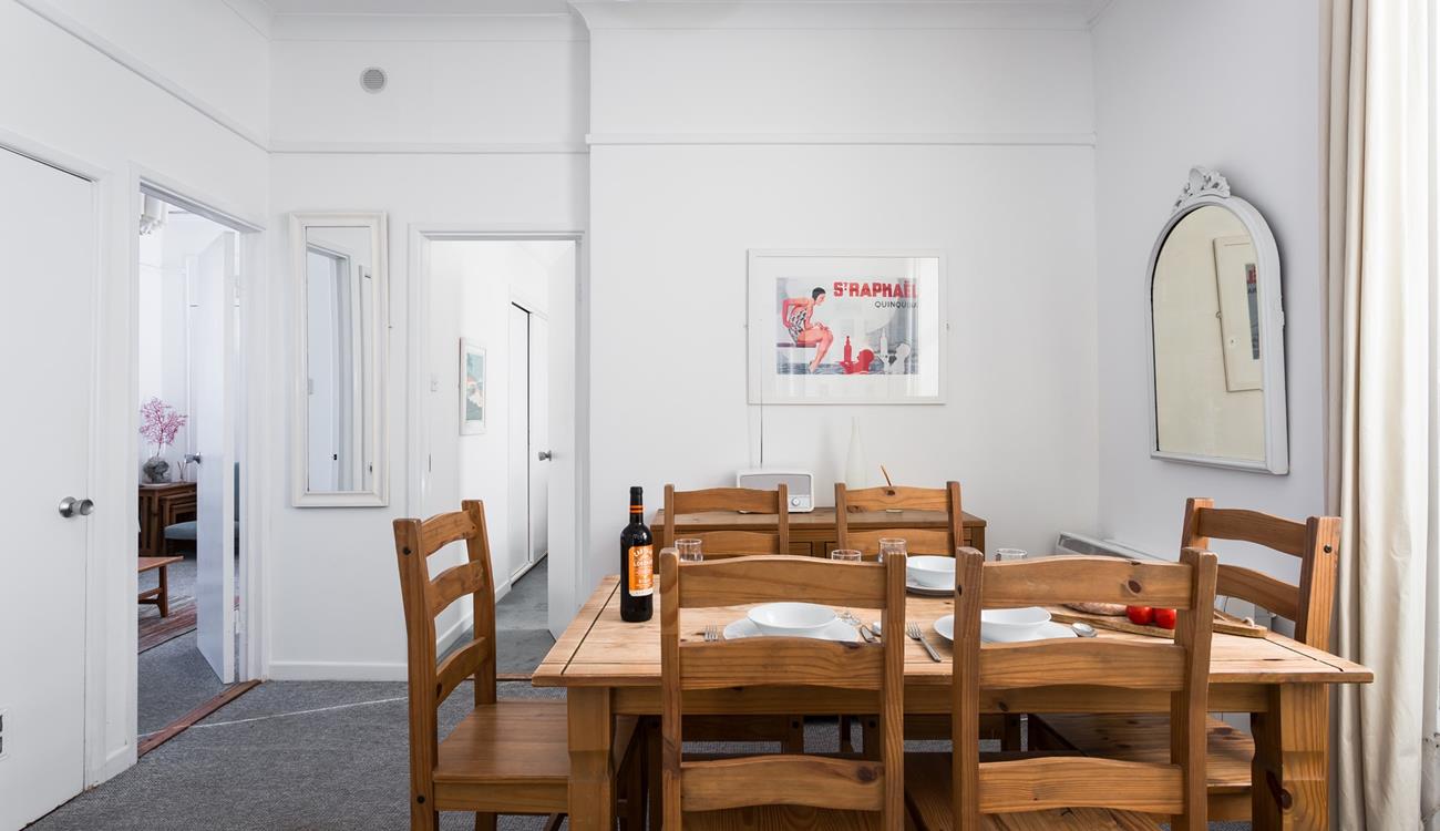 Plan the day ahead over a delicious breakfast at the spacious dining table!