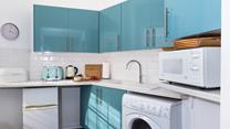 The well-equipped kitchen has everything you need to prepare a picnic or a delicious evening meal for two. 