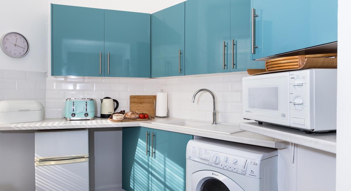 The well-equipped kitchen has everything you need to prepare a picnic or a delicious evening meal for two. 