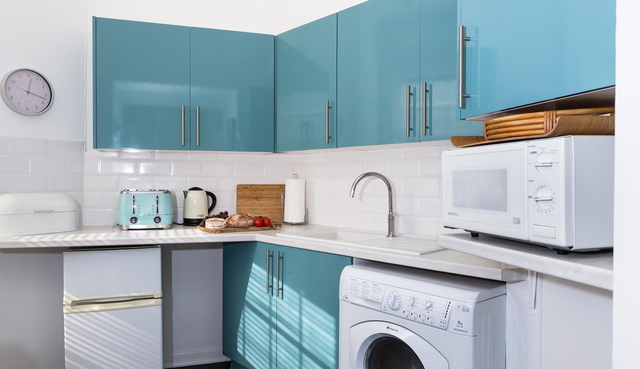 The well-equipped kitchen has everything you need to prepare a picnic or a delicious evening meal for two. 