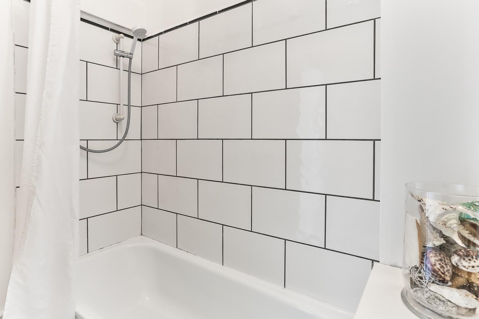 Indulge in a hot bath with lots of bubbles after a day sunbathing on the beach!