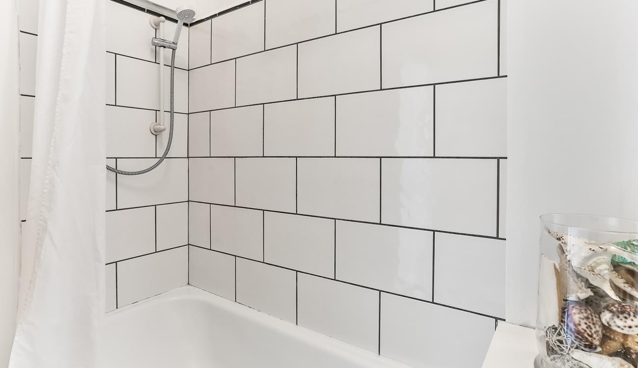 Indulge in a hot bath with lots of bubbles after a day sunbathing on the beach!