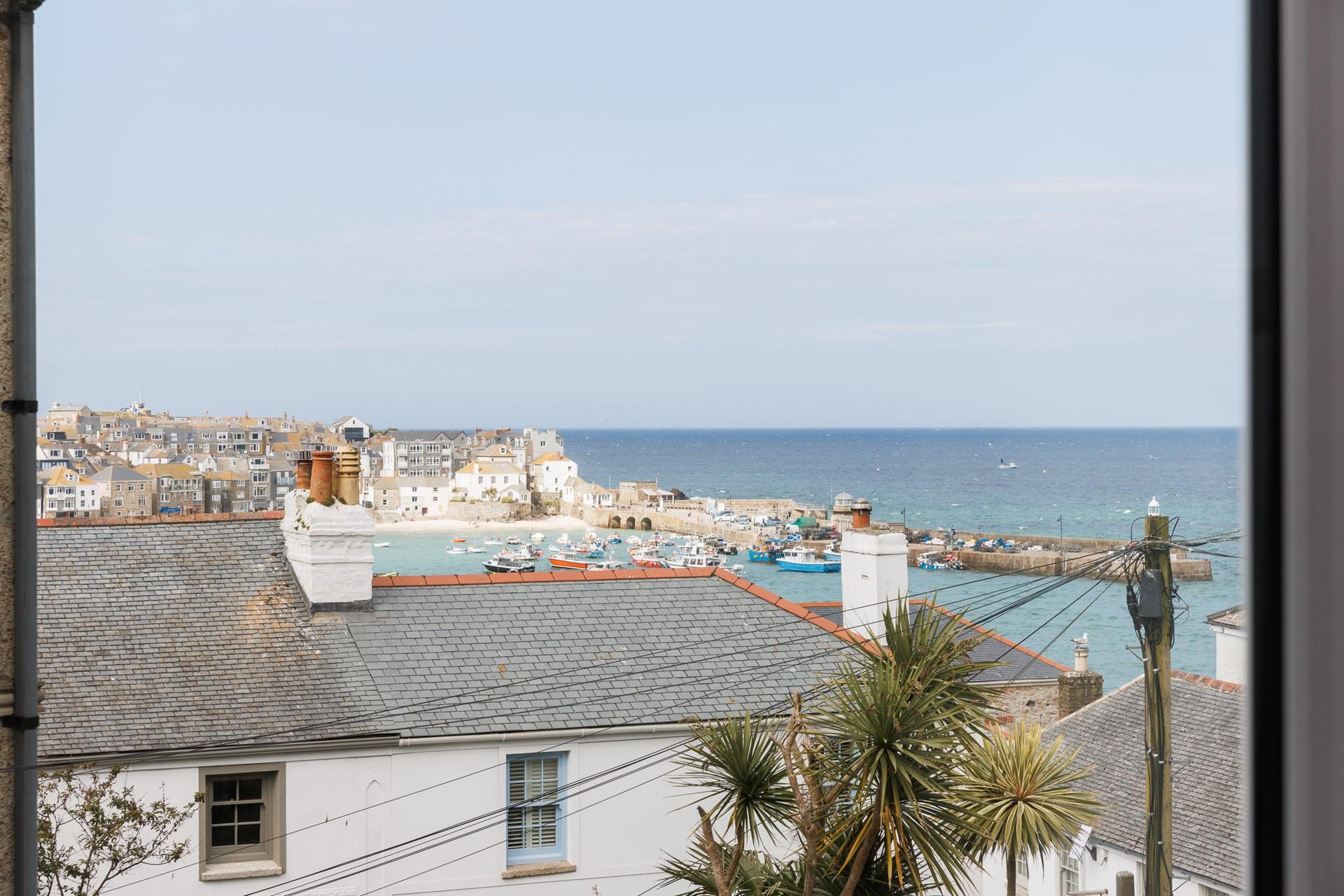 These wonderful harbour and sea views can be enjoyed from the sitting room. 
