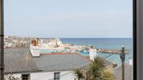 These wonderful harbour and sea views can be enjoyed from the sitting room. 