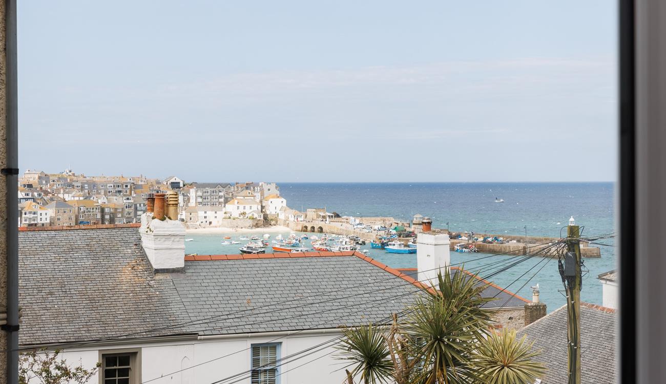 These wonderful harbour and sea views can be enjoyed from the sitting room. 
