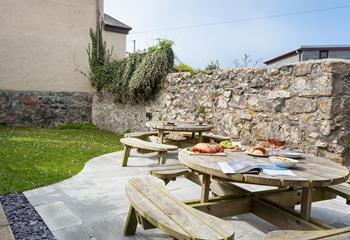 Dine al fresco at breakfast and dinner time in the suntrap garden area.