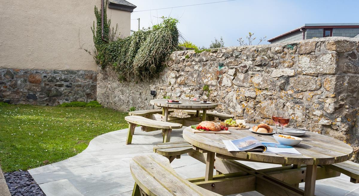 Dine al fresco at breakfast and dinner time in the suntrap garden area.