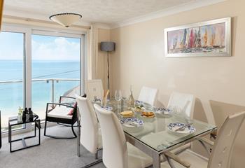 Enjoy your holiday meals with the ocean as your backdrop!