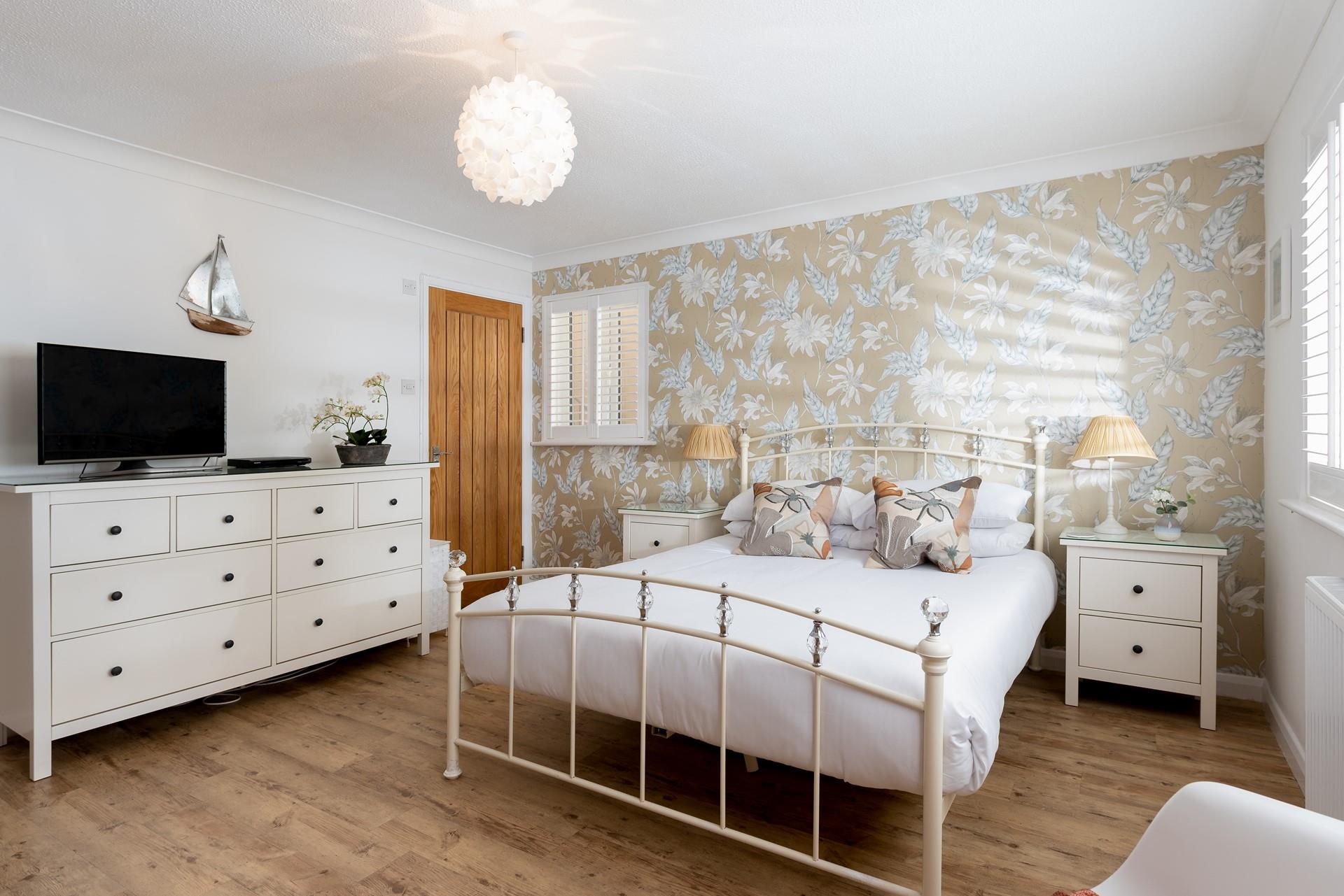 With plenty of space, bedroom 1 has ample storage and its own en suite. 