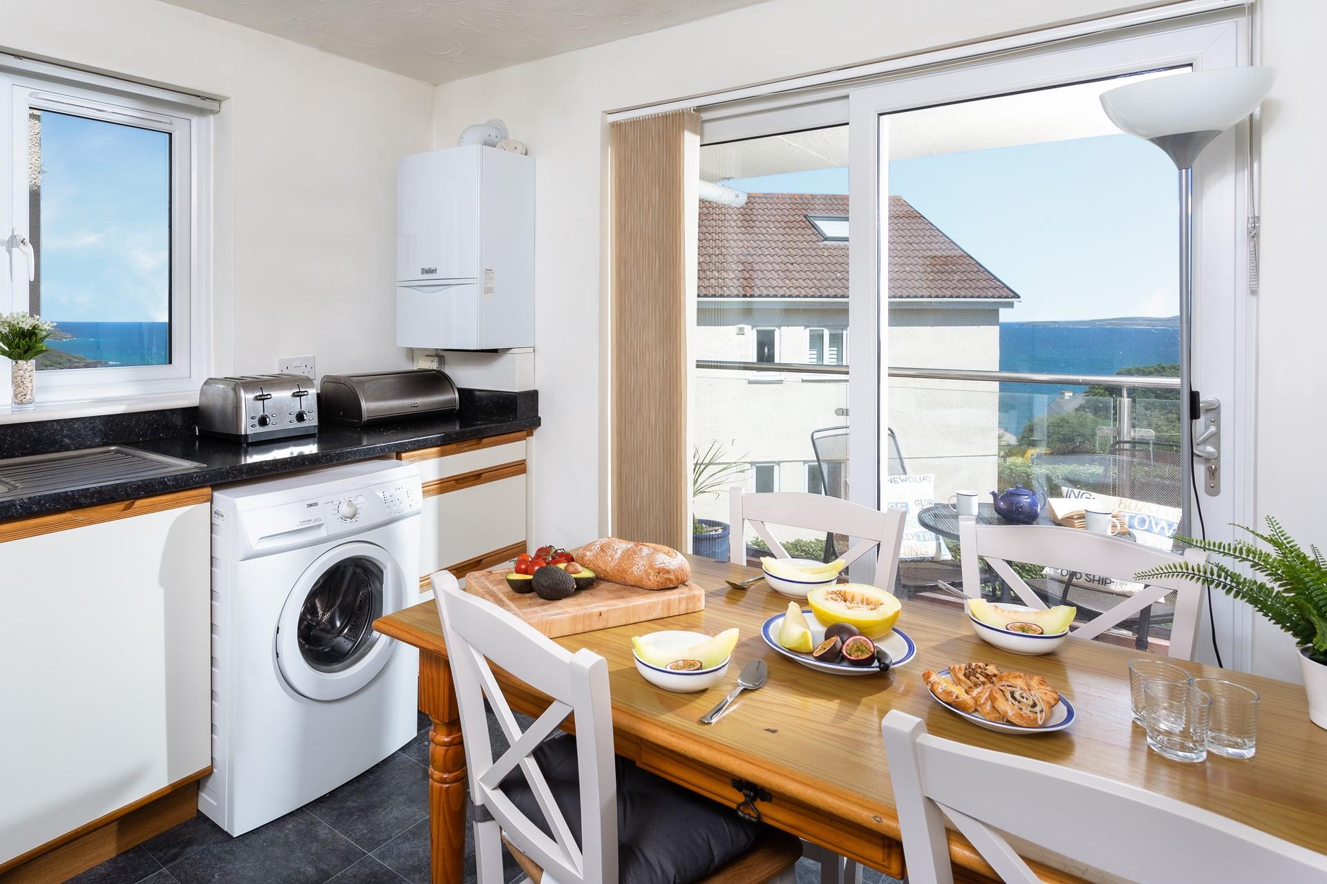 Throw open the balcony doors and enjoy a relaxing lunch together at the dining table, with the gentle breeze blowing in.