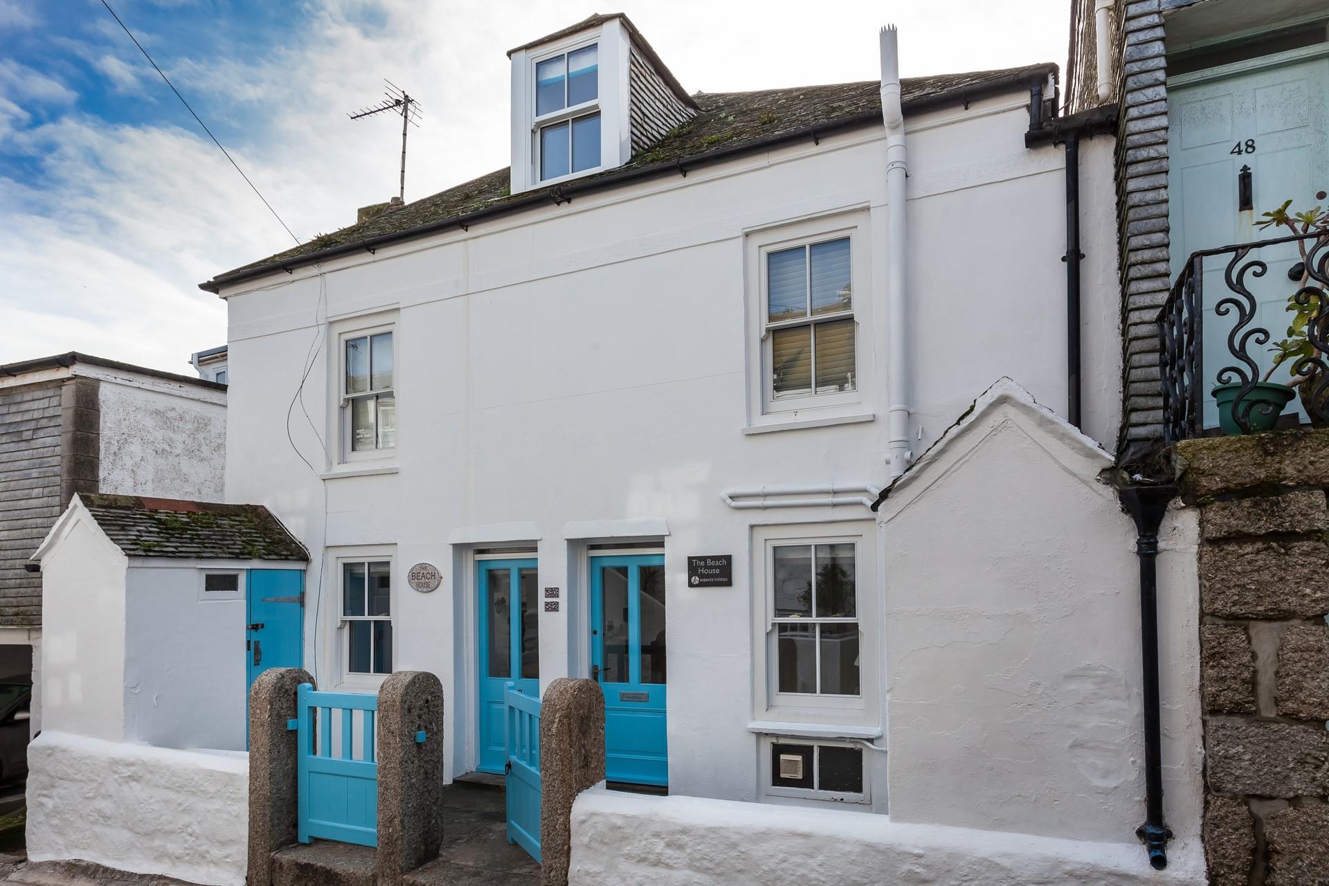 Located in Downalong, The Beach House is ideally situated just a short walk from the beaches and town. 