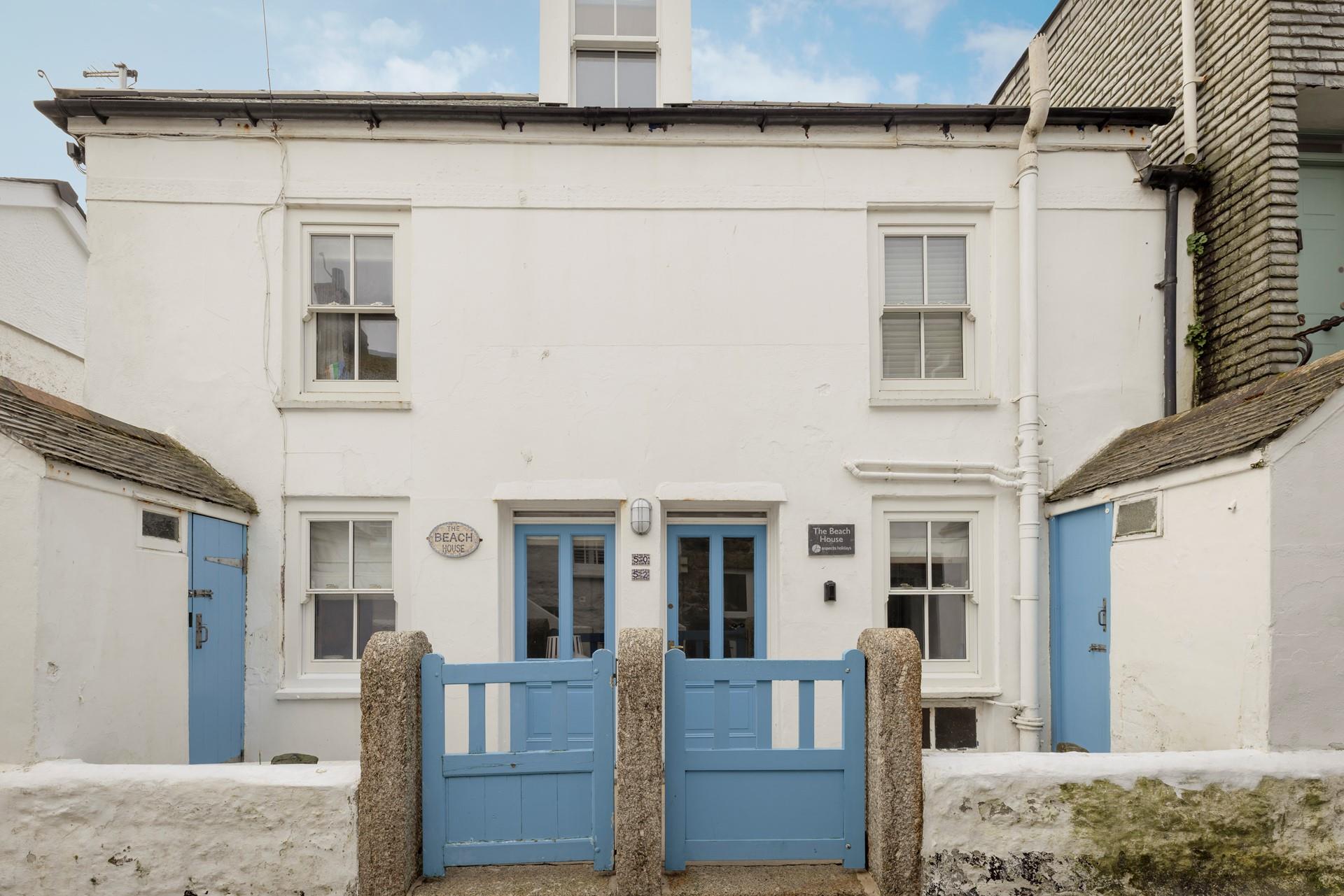 Located in Downalong, The Beach House is ideally situated just a short walk from the beaches and town. 