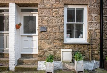 This traditional stone cottage is the ideal base to explore St Ives from!