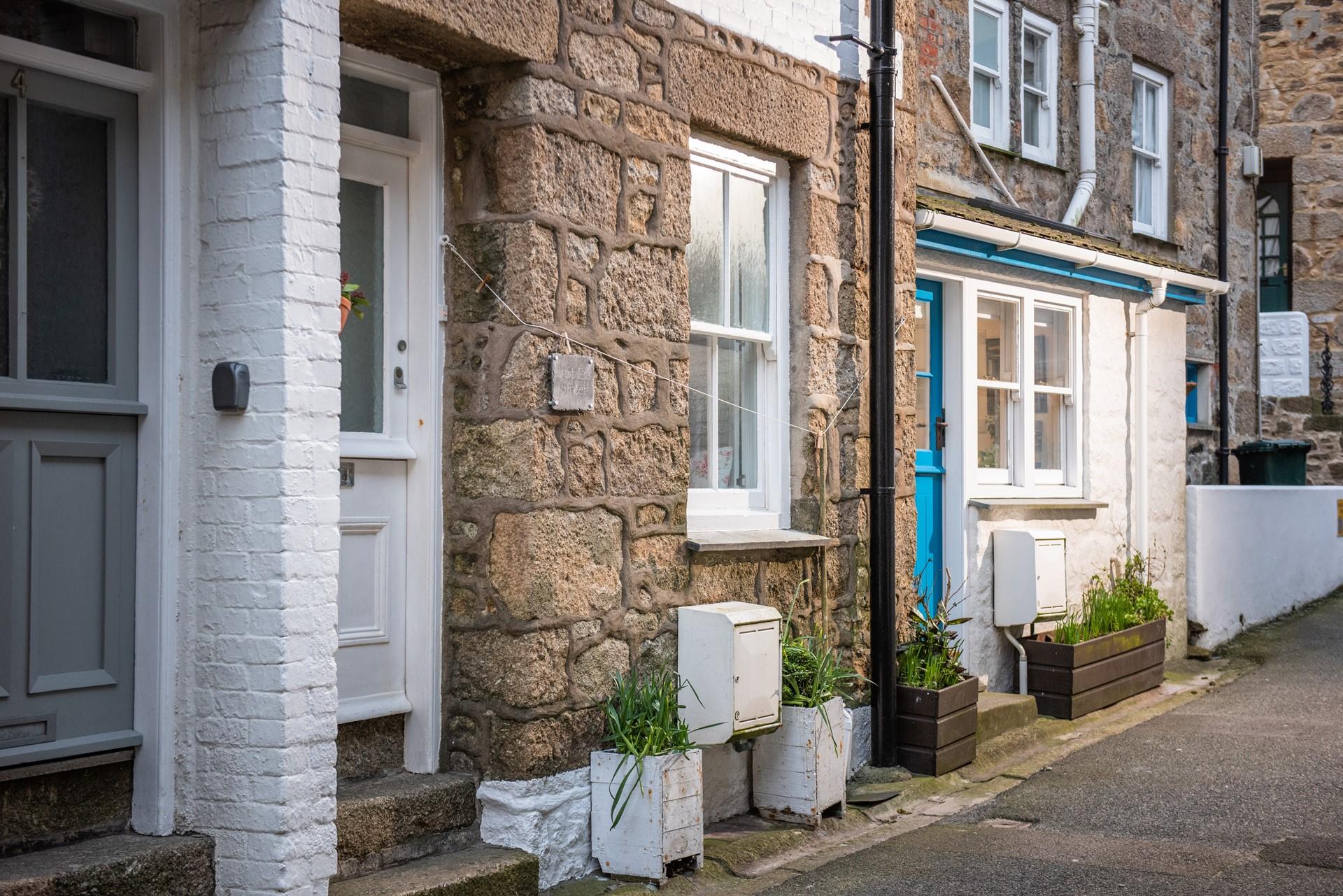 Tucked away, you can easily retreat from the hustle and bustle, or go exploring and be in the thick of it within minutes!