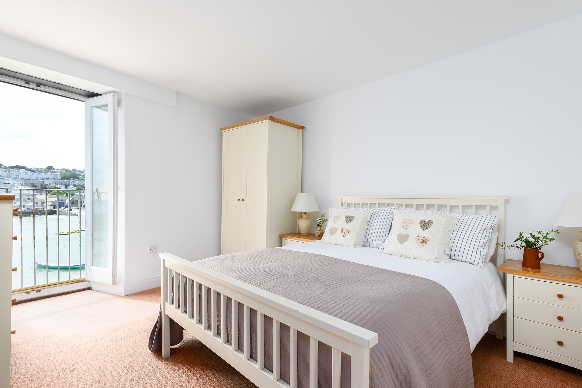 Wake up in bedroom 1 to stunning views of St Ives' idyllic harbour.