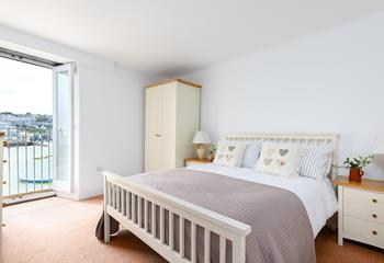Wake up in bedroom 1 to stunning views of St Ives' idyllic harbour.