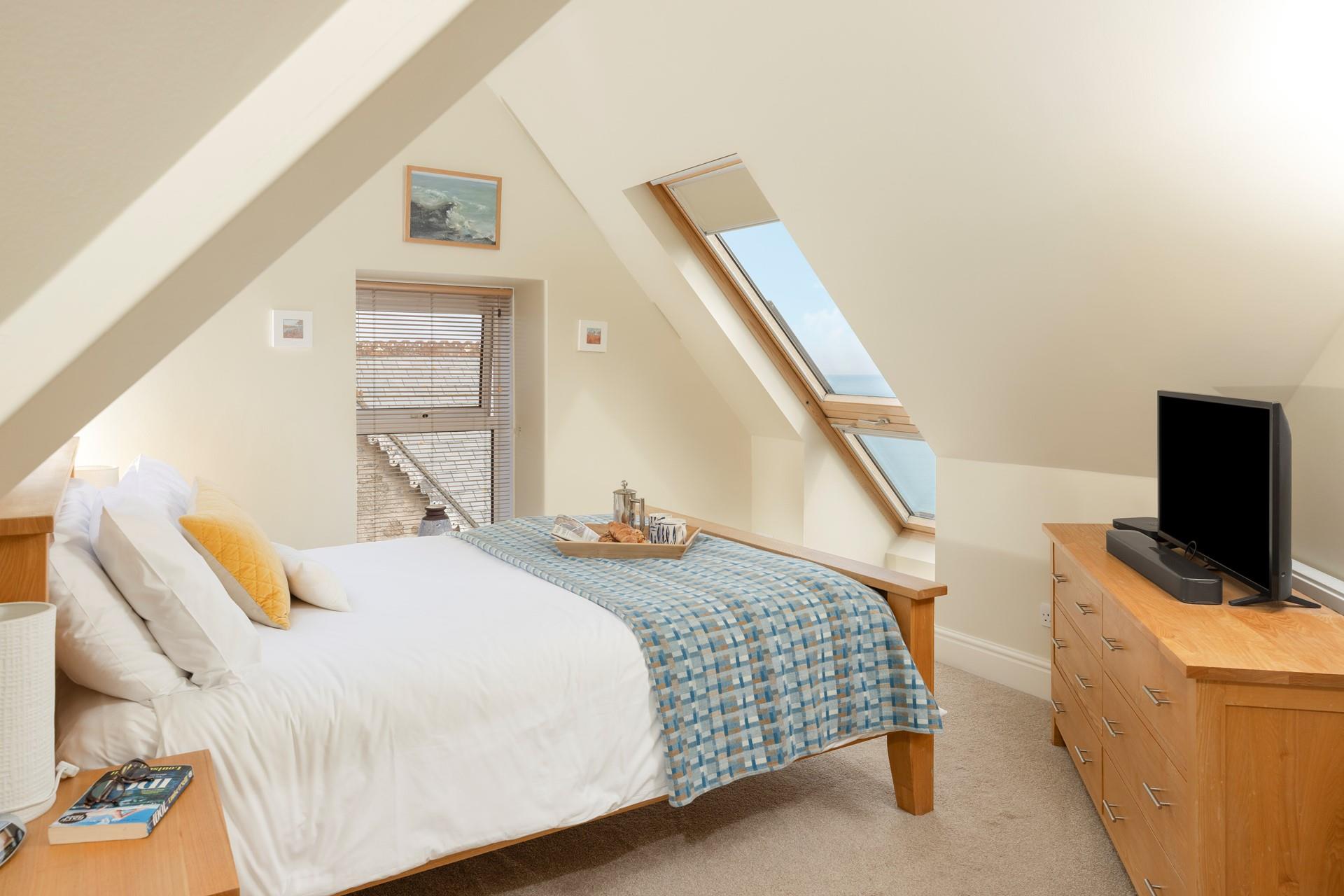 Wake up to waves and step straight into the handy en suite, with a walk-in shower.