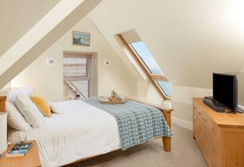 Wake up to waves and step straight into the handy en suite, with a walk-in shower.