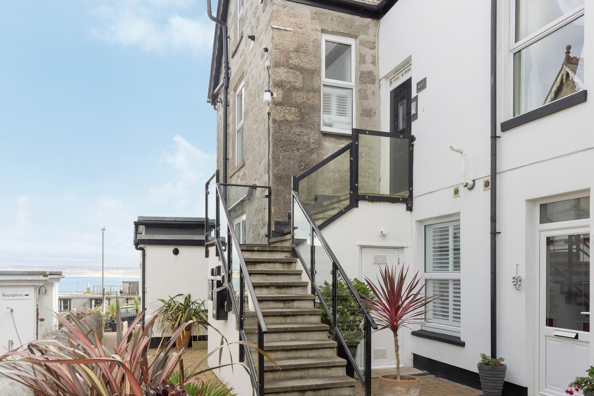 Just a short stroll from the harbourside, you can explore the shops, cafes, and restaurants with ease!