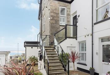 Just a short stroll from the harbourside, you can explore the shops, cafes, and restaurants with ease!