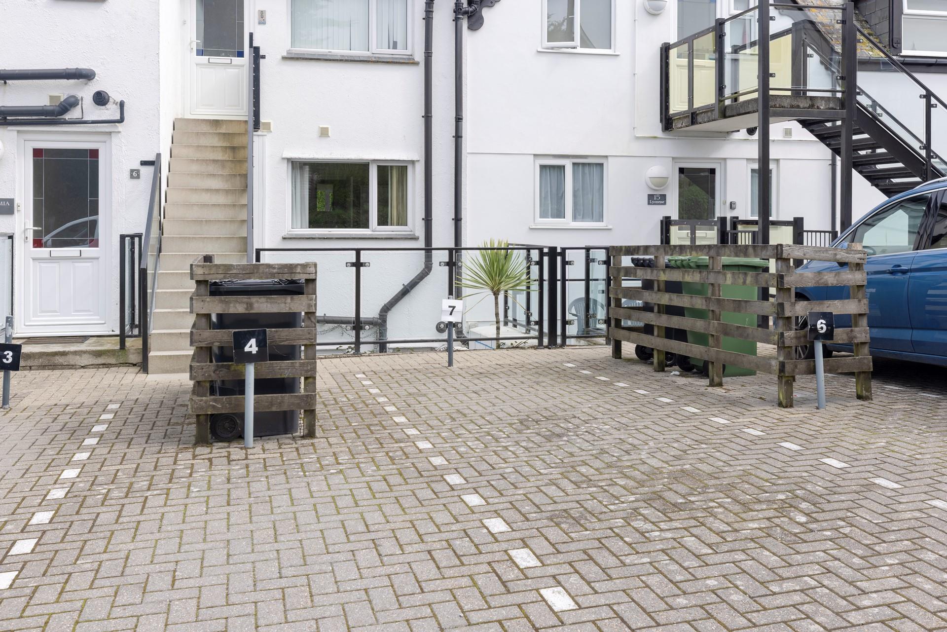 There is allocated parking for one car, so you can park and explore St Ives with ease.