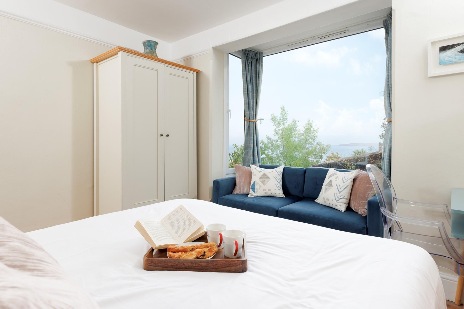 Wake up to far-reaching sea views.