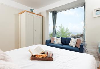 Wake up to far-reaching sea views.