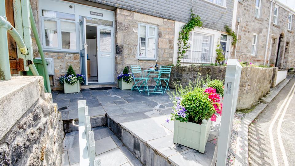 Dove cottage is located down a quiet lane, but is within moments of all that St Ives has to offer. 