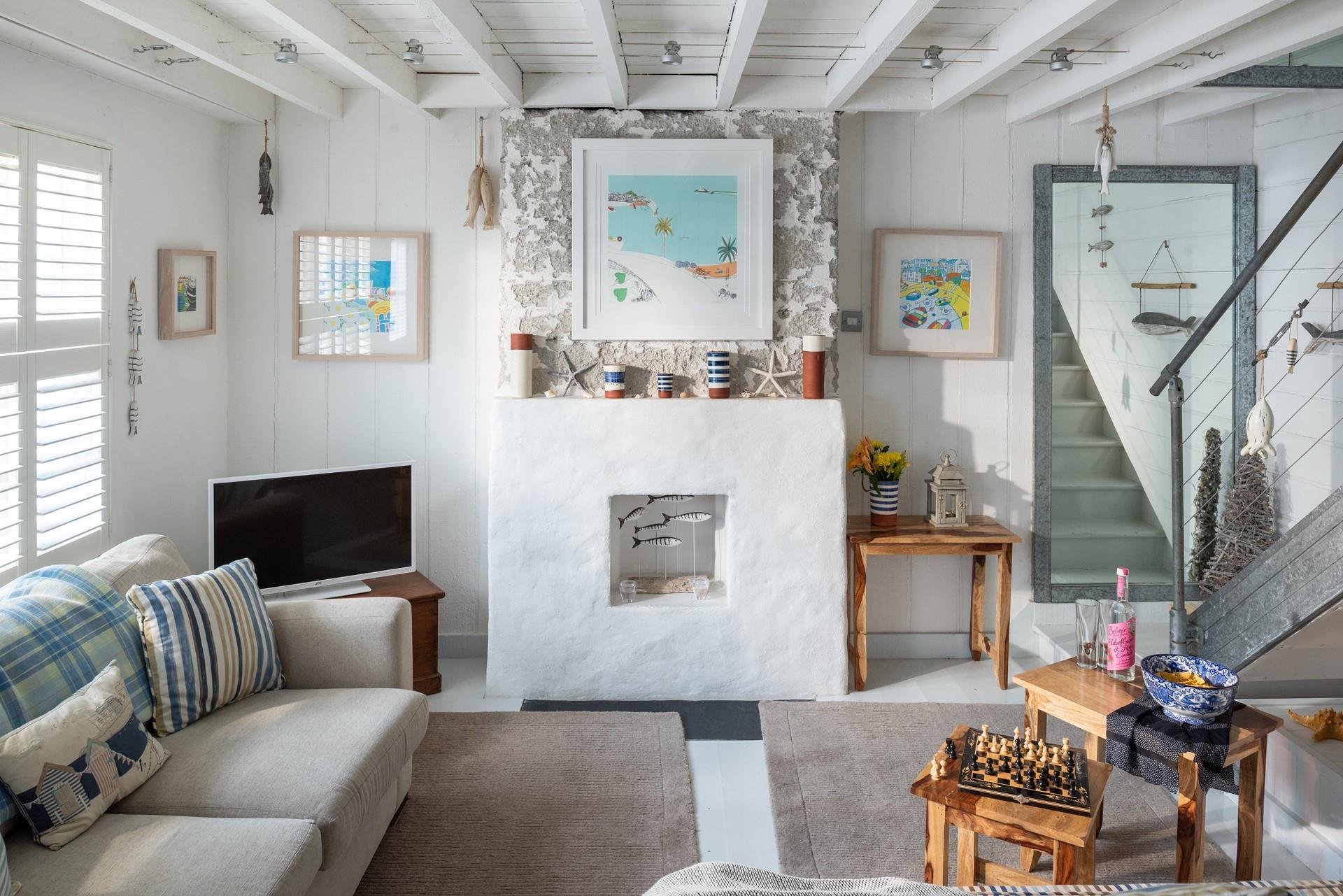 Your pooch will love running on year-round dog-friendly Bamaluz beach and coming back to sleep the evening away.