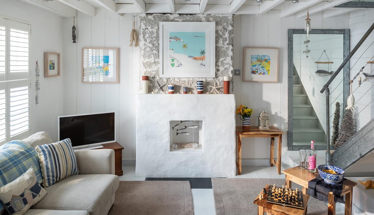 Your pooch will love running on year-round dog-friendly Bamaluz beach and coming back to sleep the evening away.