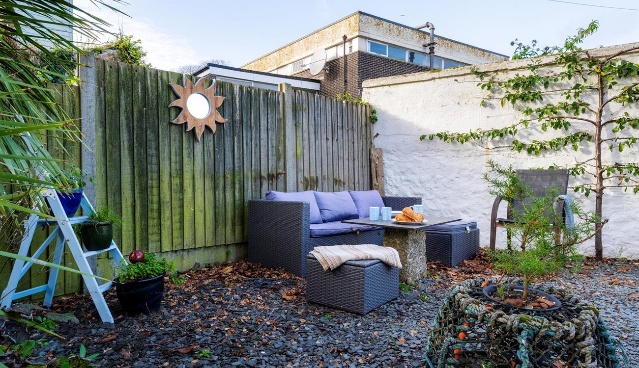 Start the day with delicious pastries al fresco.