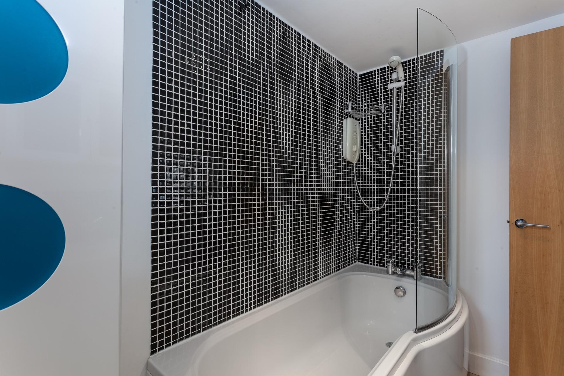 The bath with shower is perfect for washing away the sand after a dip in the sea.