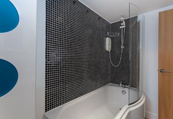 The bath with shower is perfect for washing away the sand after a dip in the sea.