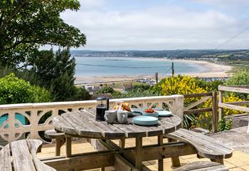 Sit on the sun terrace and enjoy breakfast with a sea view.