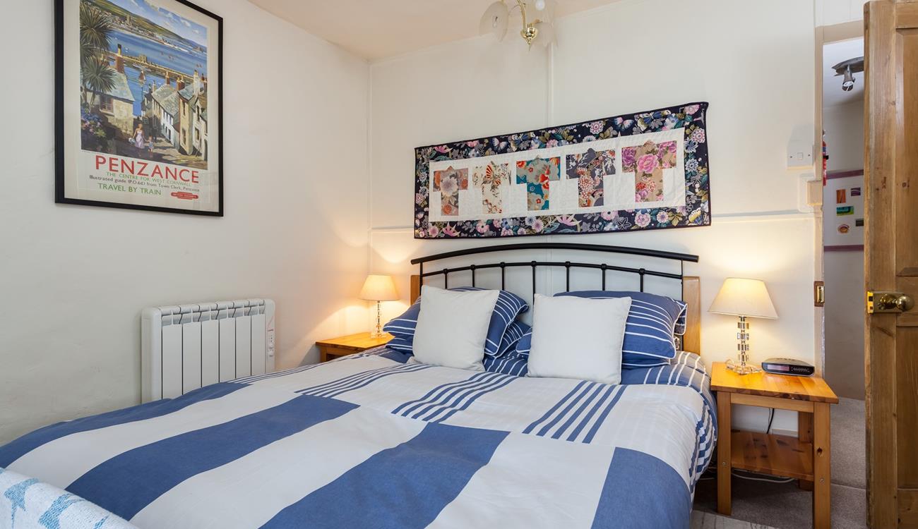 The double bedroom with handmade wall decoration offers you a peaceful night's sleep.