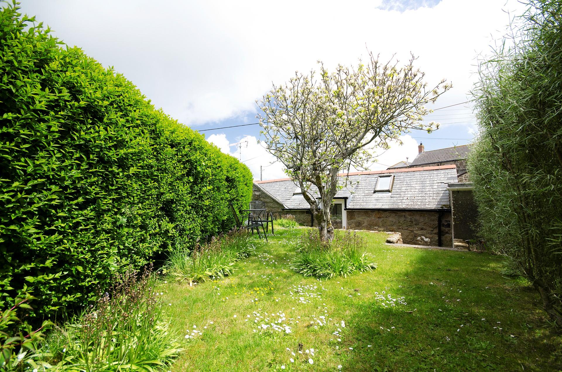 Bask in the evening sun in the spacious garden. 