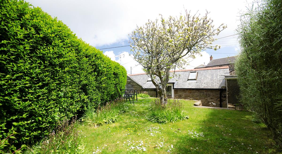 Bask in the evening sun in the spacious garden. 