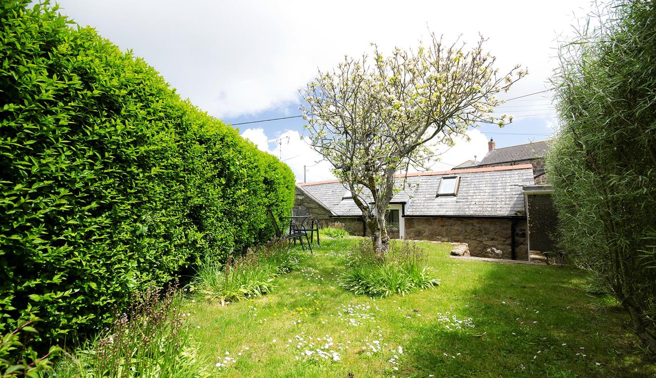 Bask in the evening sun in the spacious garden. 