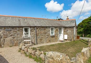 This pet-friendly cottage is set in peaceful surroundings. 