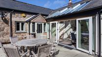After a day on the beach come back to tuck into a tasty meal in the garden.